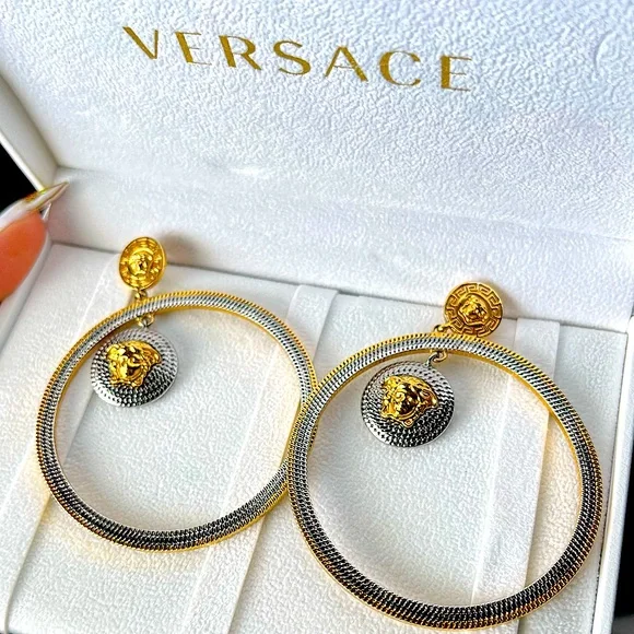 Versace Medusa Curve Earrings ゴールド La Medusa Hoop Earrings Gold | VERSACE US